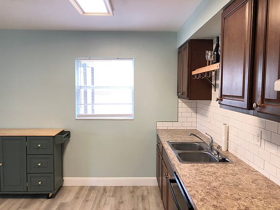3rd image of 415 W Easy St
