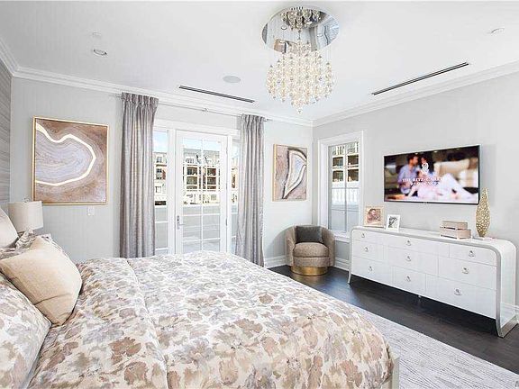 5th image of 3000 Royal Ct Unit 3002