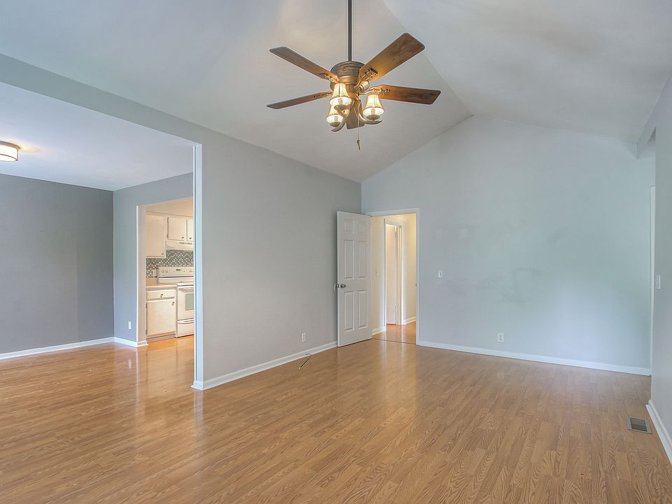Community Pool access (just a block away!) included!