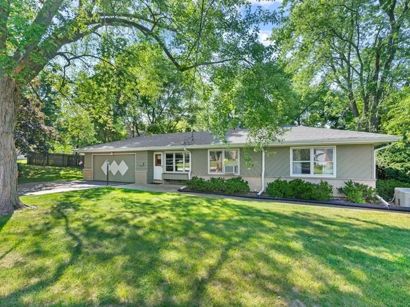 233 Arthur Dr, Woodstock, IL 60098