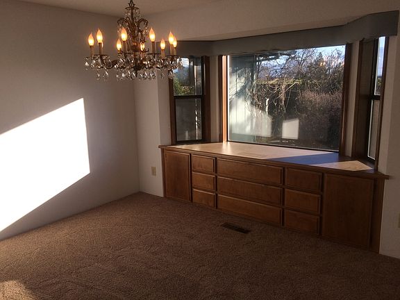 4th image of 2974 Siskiyou Blvd