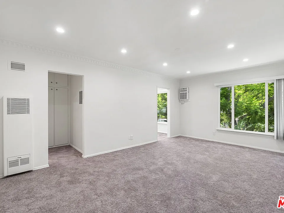 1227 N Harper Ave #8