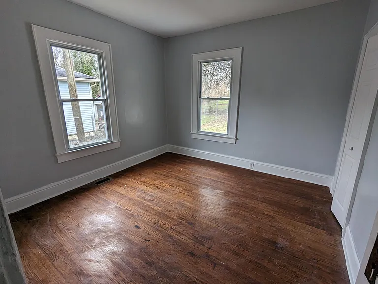 111 S Van Gilder St — Photo 2