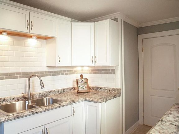 5th image of 2207 E Meyer Blvd