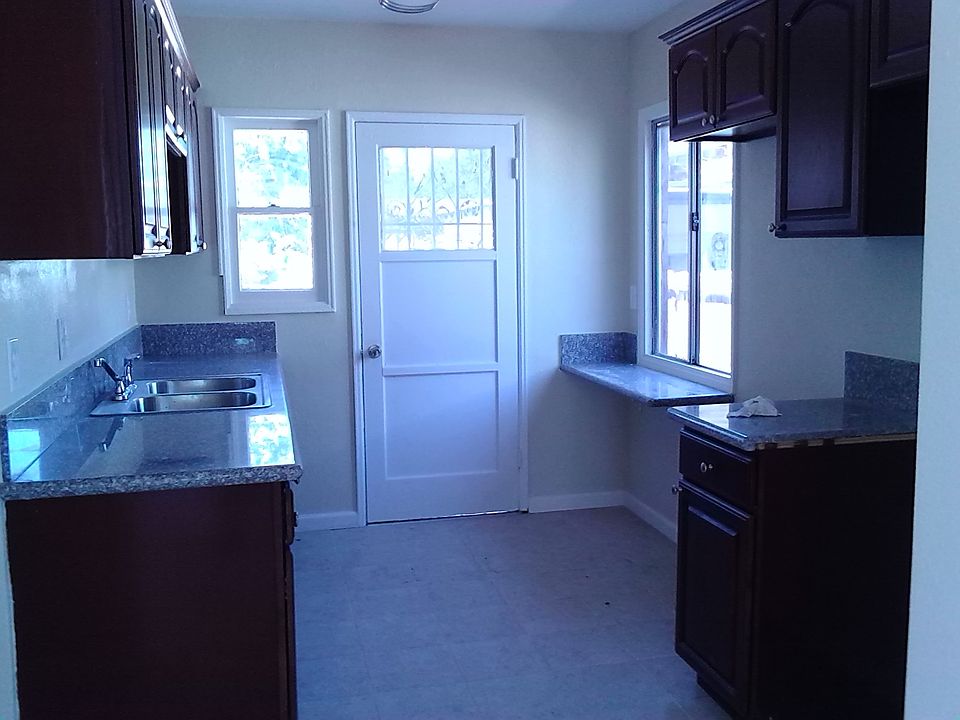 2nd image of 721 E 138th St