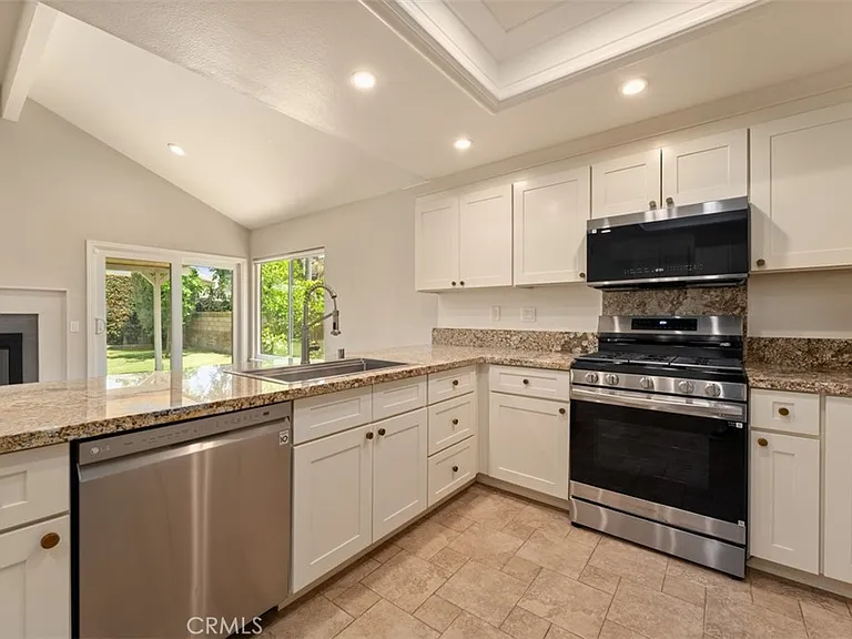 1981 Berkshire Dr — Photo 15