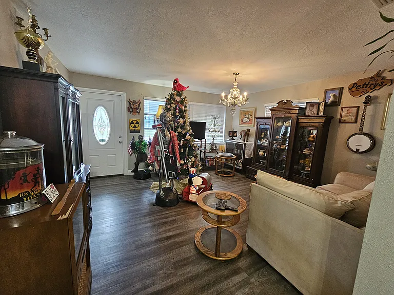 545 Oxford Ave — Photo 15