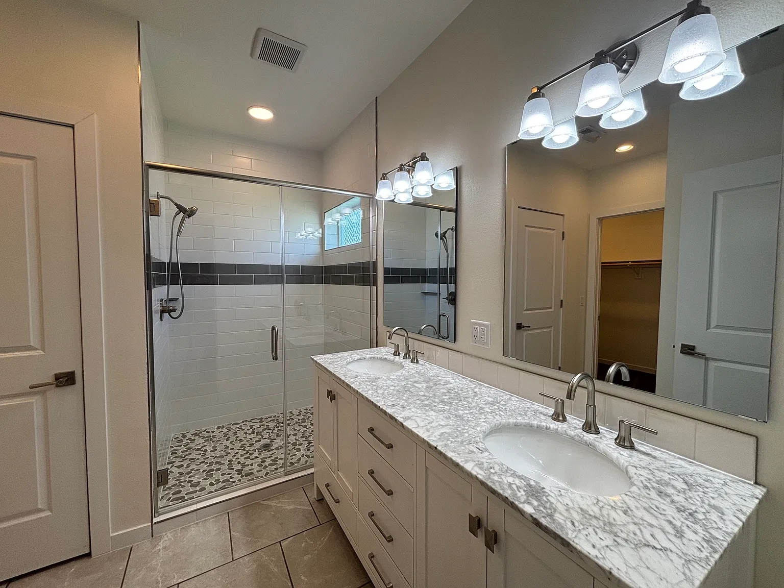 Wow! 3br/2ba With Fence And Heated Garage! — Photo 4