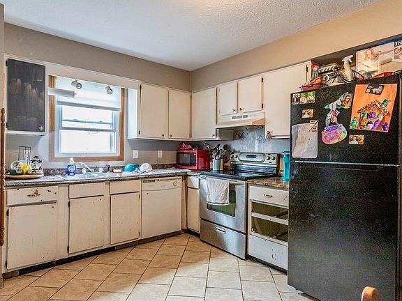 4th image of 810 Oak St
