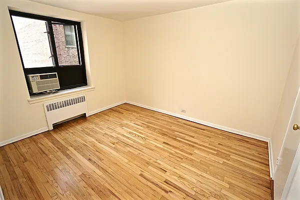 Sold by Bizzarro Agency | media 3