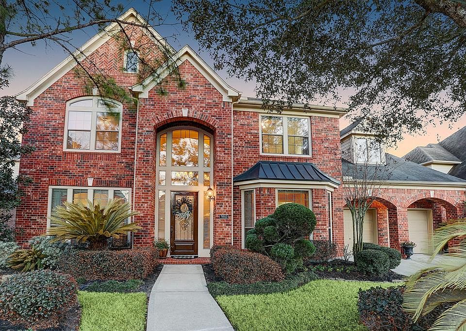 Pristine and immaculate home awaits its lucky new owners. Close to schools, area shopping, with easy access to major roads, and LOW TAX area of beautiful Master Planned Community of Cinco Ranch.