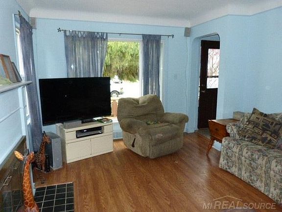 4th image of 21160 Kenmore Ave