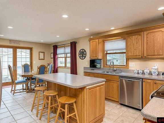 4th image of 1423 Le Sueur Ave