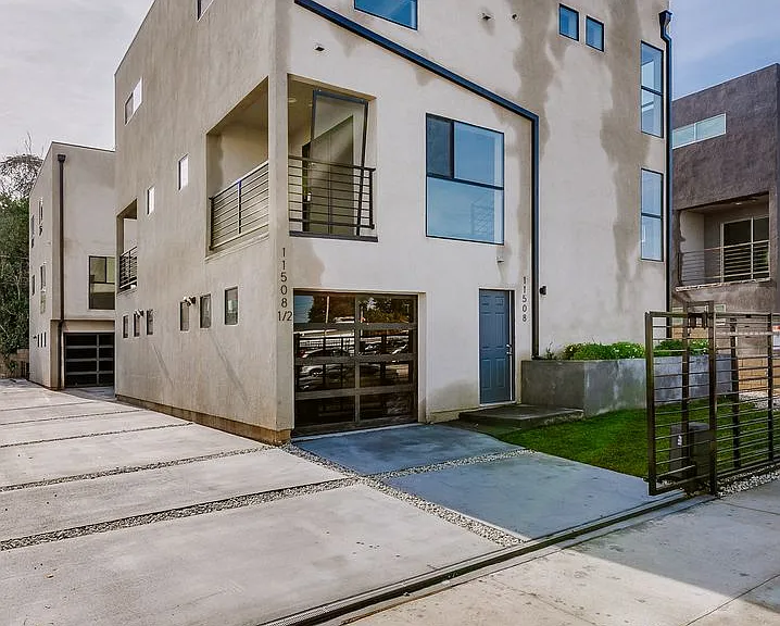11508 Emelita St — Photo 16