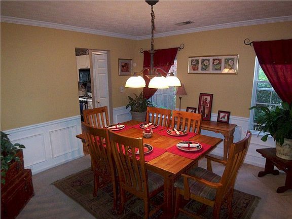 Good sized dining room