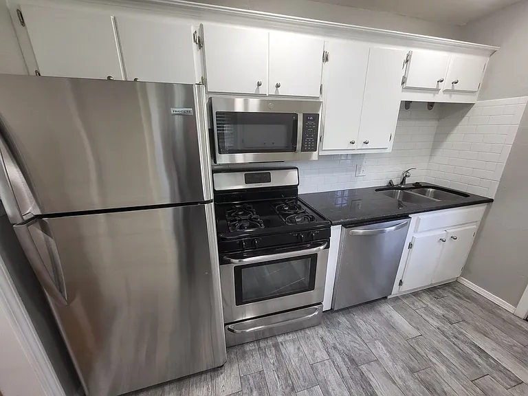414 E 6th St — Photo 10