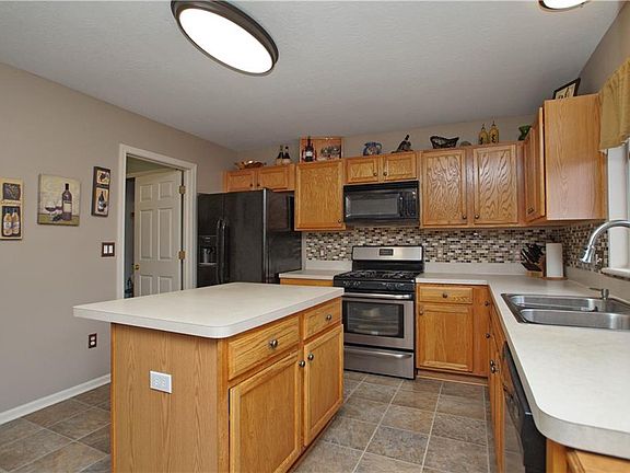 5th image of 512 Canterbury Ln