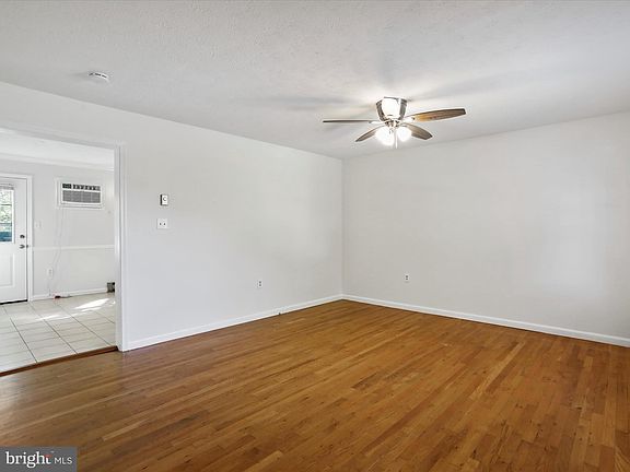 3rd image of 104 Woodridge Ct