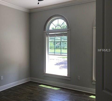 5th image of 211 W Amelia Ave