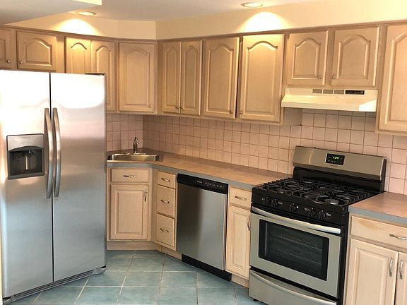 4th image of 1131 Oakwood Dr