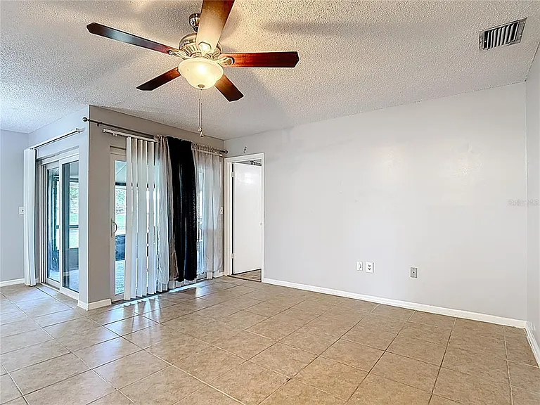571 Hunter Cir — Photo 5