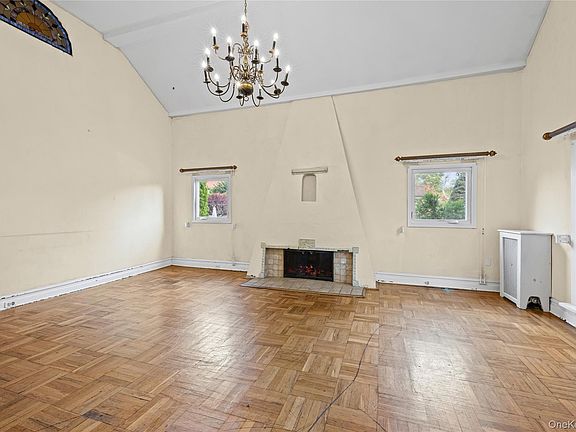 4th image of 319 Frankel Boulevard