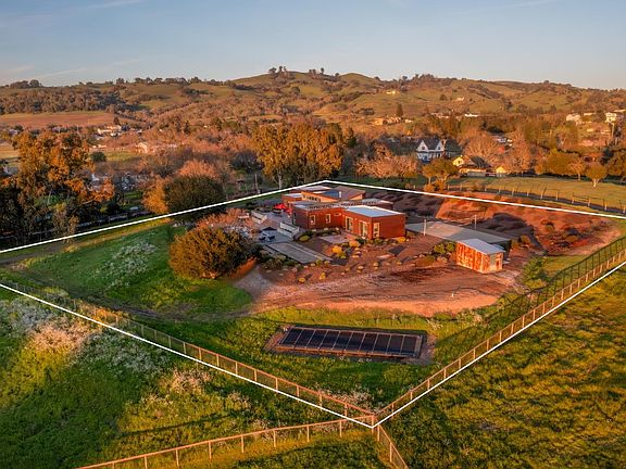 3rd image of 519 Horse Barn Road