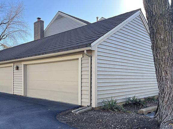 5th image of 64 SW Pepper Tree Ln