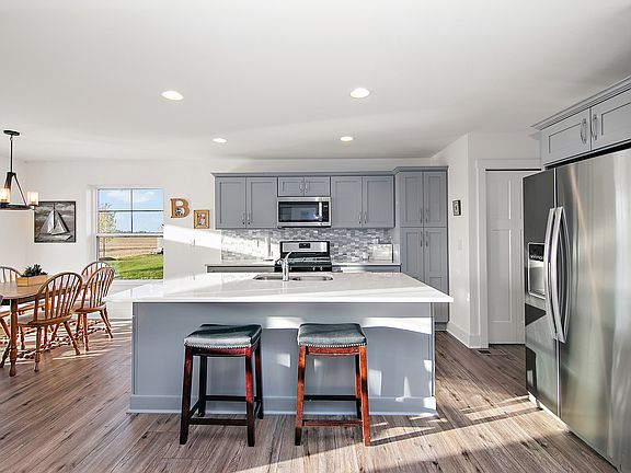 3rd image of 715 Peacock Pl