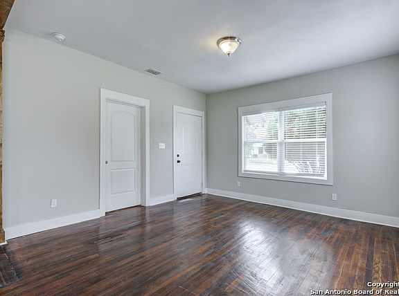 4th image of 339 E Southcross Blvd