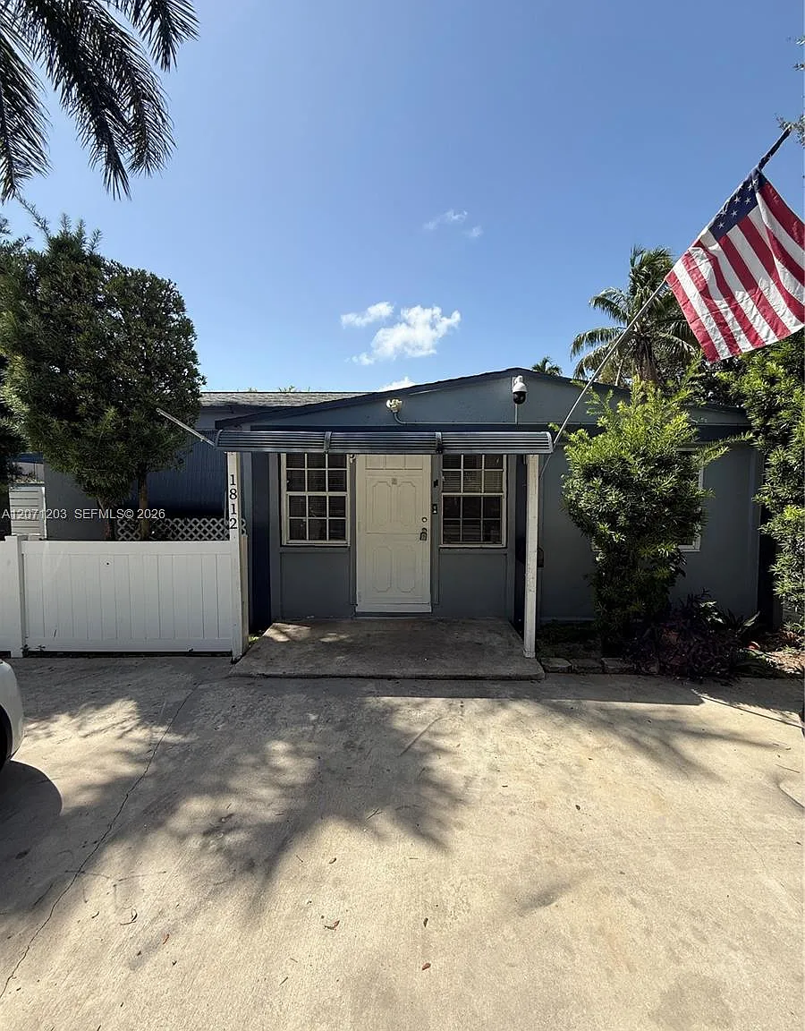 Hollywood Estates — Photo 1
