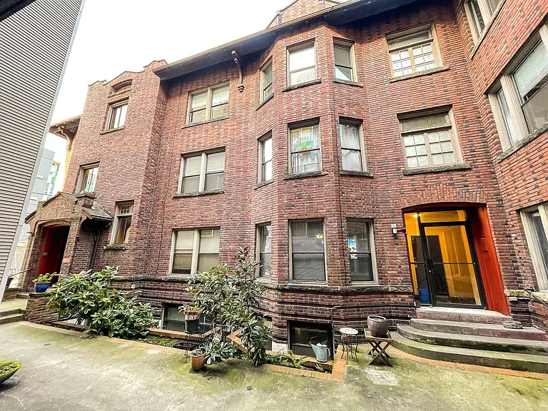 Madison Court — Photo 9