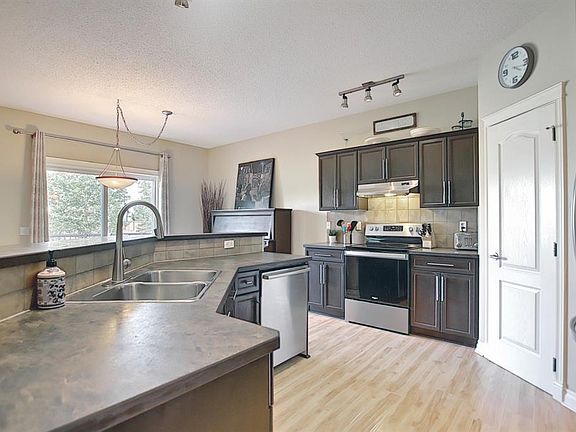 5th image of 184 Westland St