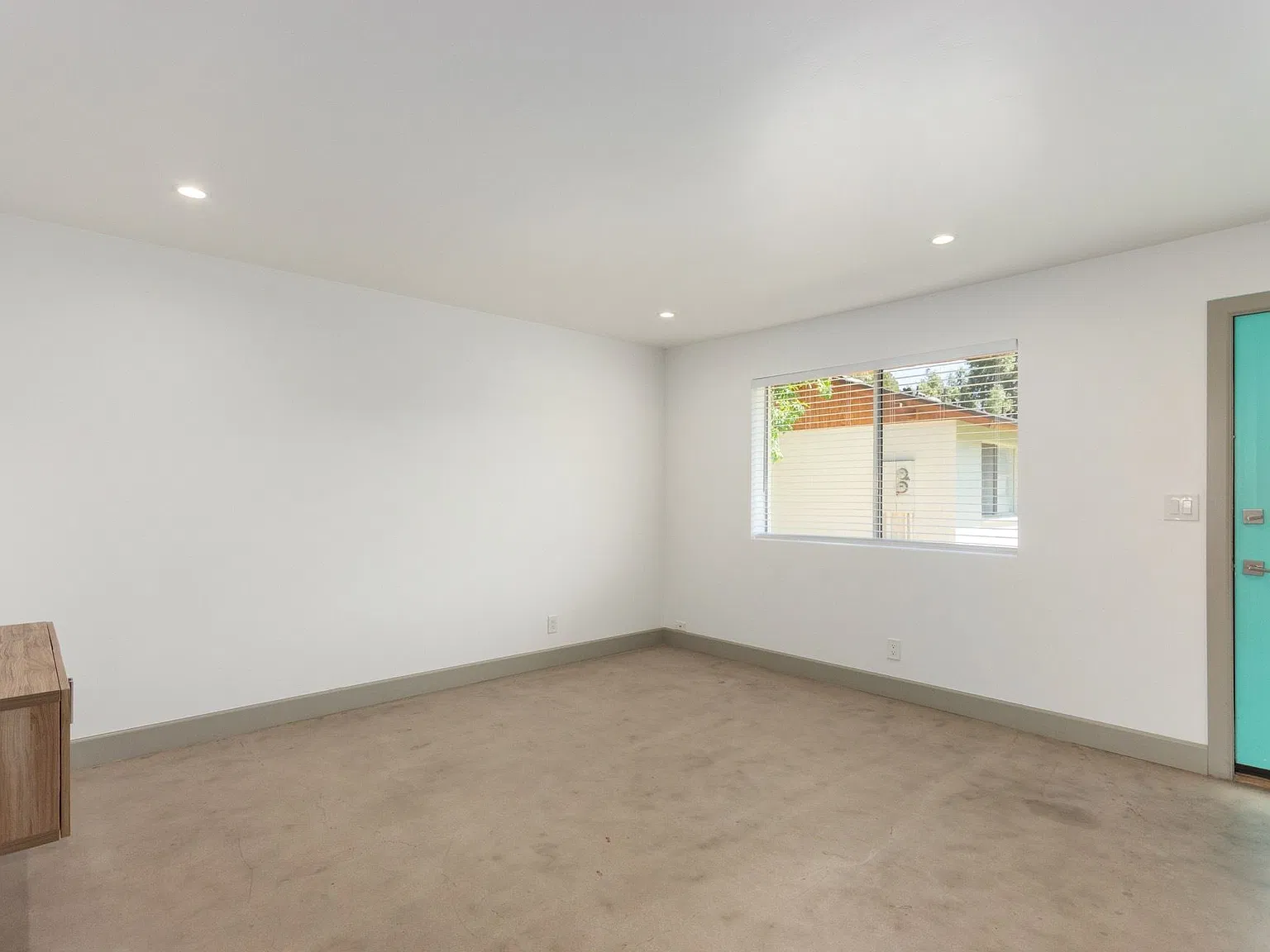 Beautiful 2-Bedroom Apartment with Private Yard & Washer/Dryer! — Photo 4