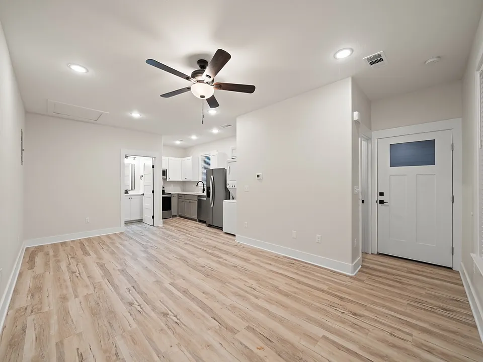 216 W McCurtain Ave