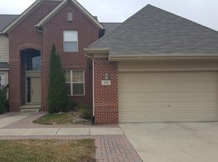 884 Grandview Dr, Commerce Township, MI