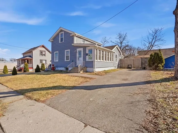 110 N Seminary Ave, Woodstock, IL 60098