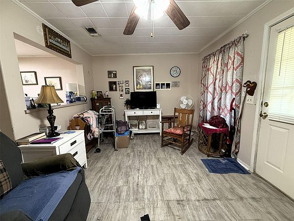 4th image of 608 Hackberry Bnd