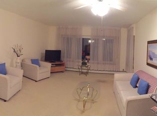 6668 W Harts Rd, Niles, IL 60714