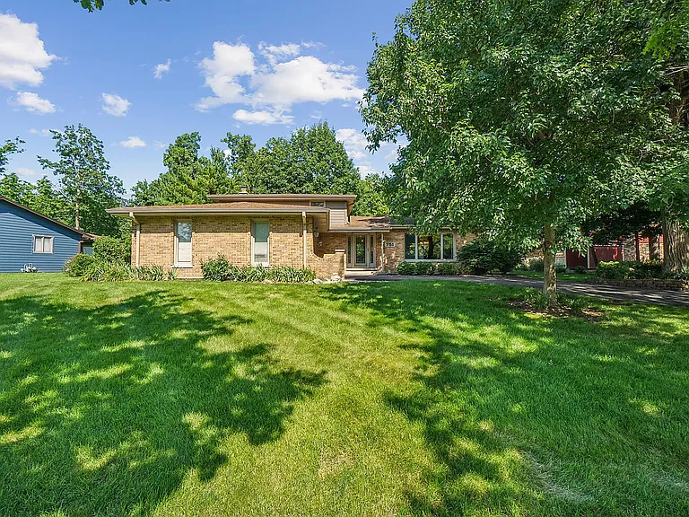 751 Tanglewood Ln — Photo 2