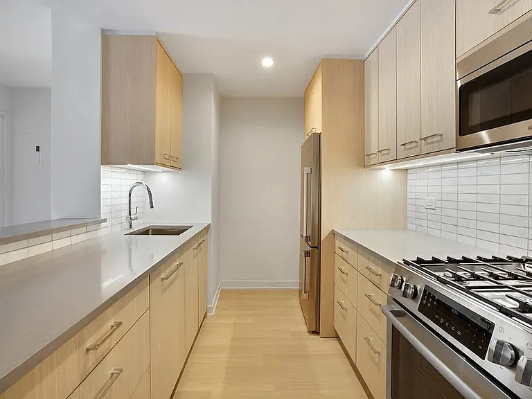 Columbus Pl #N5E — Photo 9