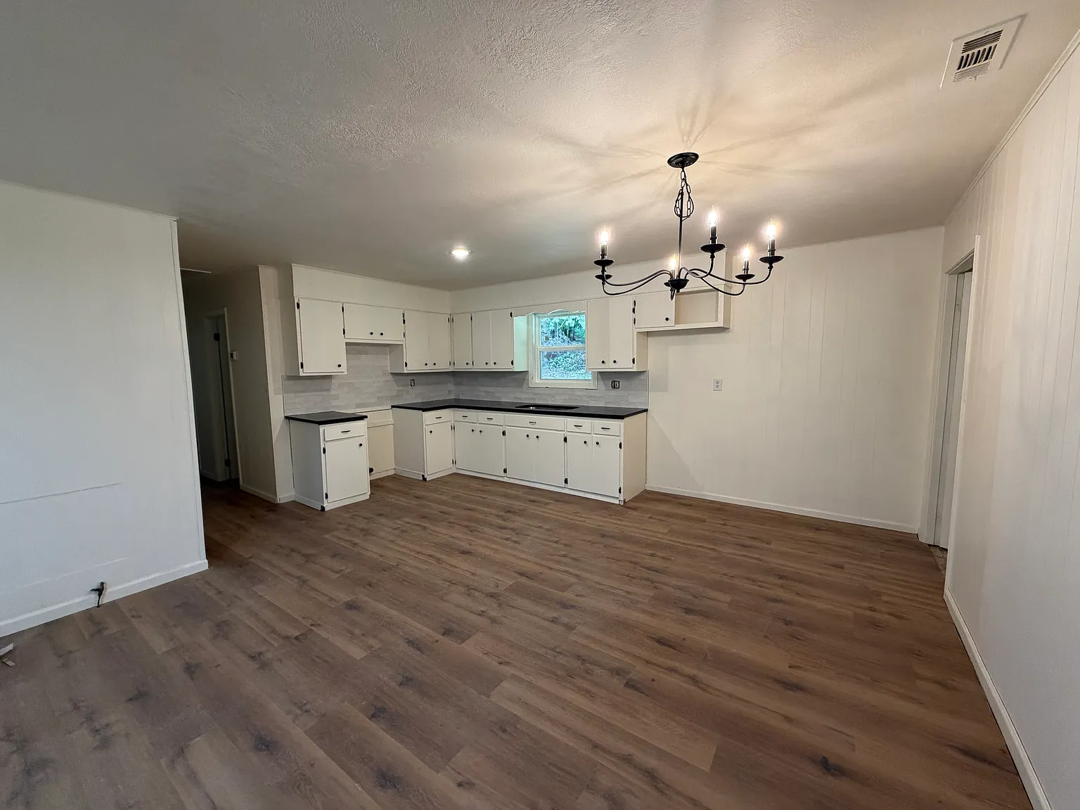 4 bed, 1128 sqft, $2,350 — Photo 2