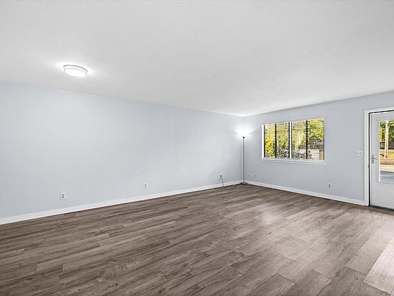 4th image of 303 Crystal Pl