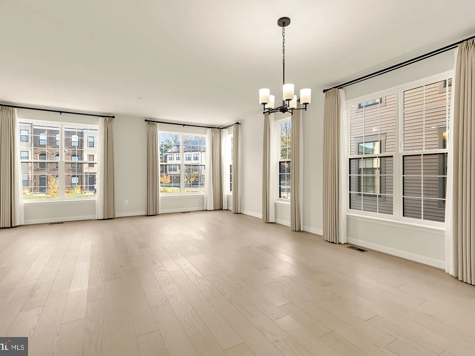 3 bed, 5.0 bath, 2360 sqft, $4,200 — Photo 4