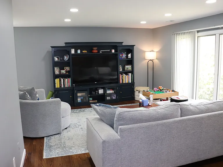 442 Surrey Ln — Photo 4