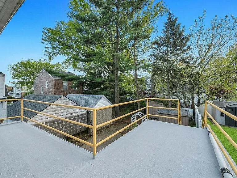 8434 Little Neck Pkwy #2 — Photo 23