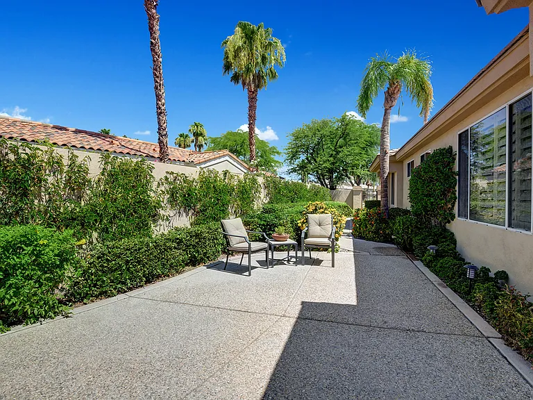 383 Desert Holly Dr — Photo 2