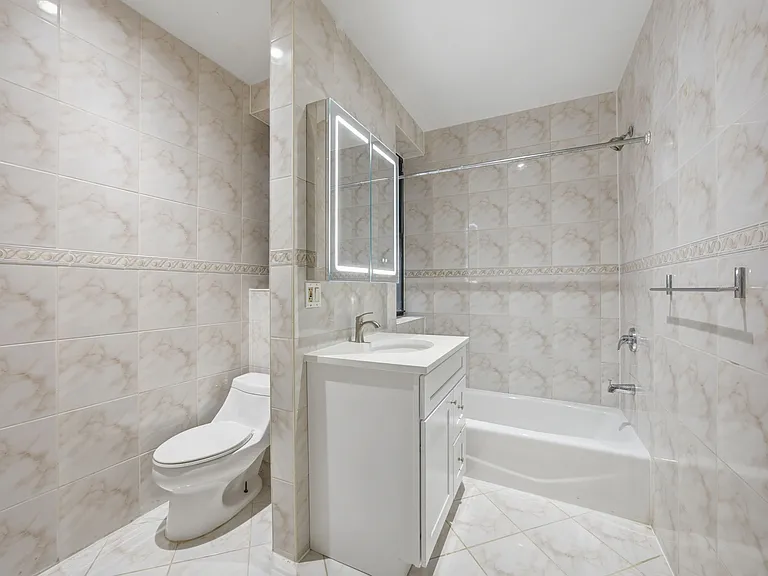 44 Perry St #4R — Photo 9