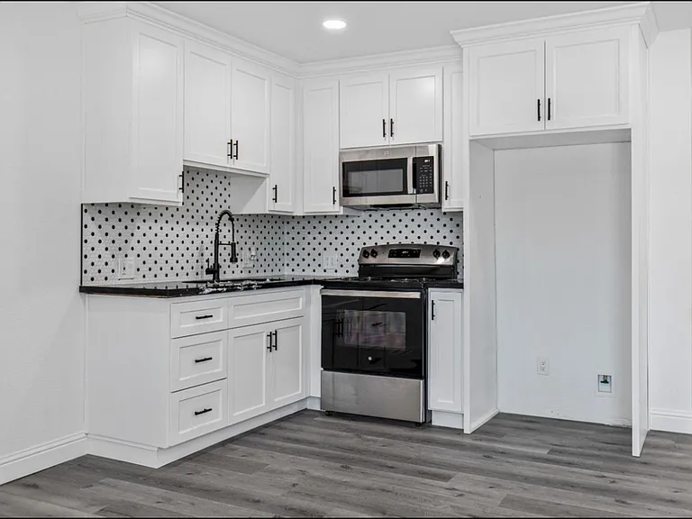 1402 Tully Rd — Photo 7
