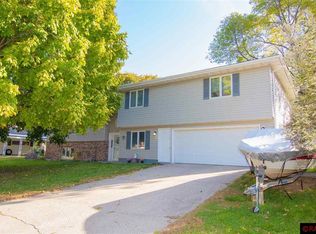 18 Jaymar Dr, Lake Crystal, MN 56055